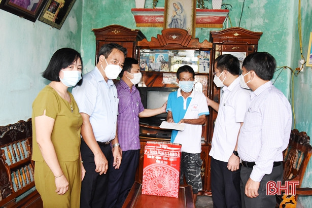 Lãnh đạo tỉnh tặng quà, động viên các gia đình chính sách ở Lộc Hà