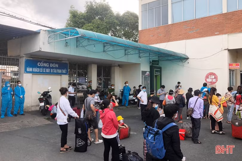 Công dân Hà Tĩnh phấn khởi lên tàu về quê từ Ga Sài Gòn