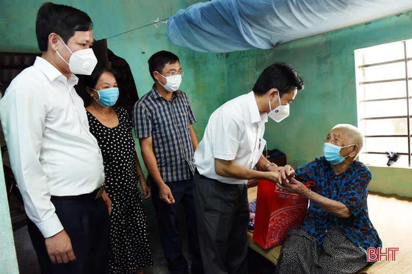 Phó Bí thư Thường trực Tỉnh ủy Hà Tĩnh tặng quà các gia đình chính sách ở huyện Kỳ Anh