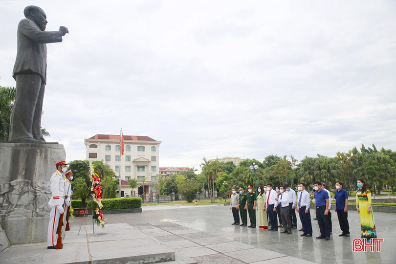 Lãnh đạo tỉnh Hà Tĩnh dâng hương tưởng niệm Bác Hồ, Tổng Bí thư Hà Huy Tập và các anh hùng, liệt sỹ