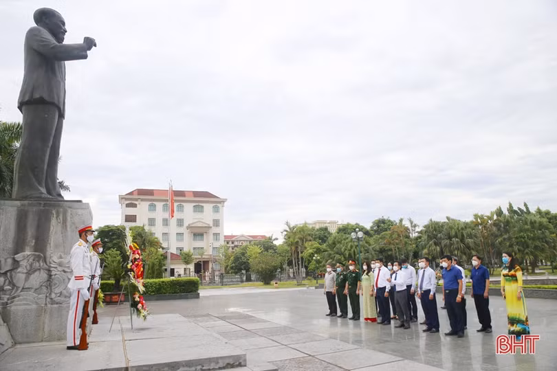 Lãnh đạo tỉnh Hà Tĩnh dâng hương tưởng niệm Bác Hồ, Tổng Bí thư Hà Huy Tập và các anh hùng, liệt sỹ