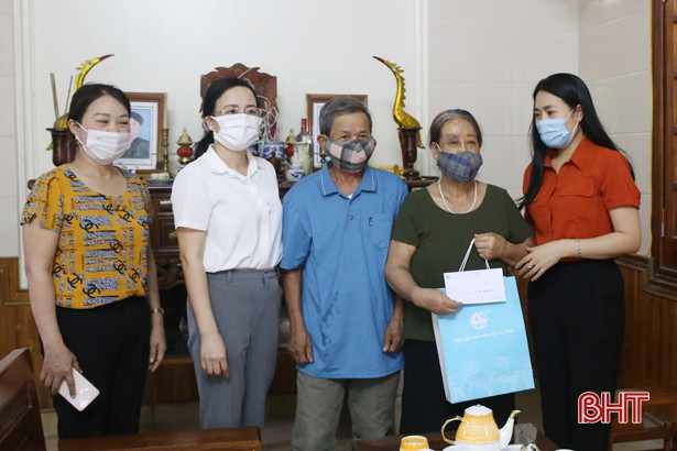 Hội LHPN Hà Tĩnh dâng hương địa chỉ đỏ, thăm hỏi gia đình chính sách