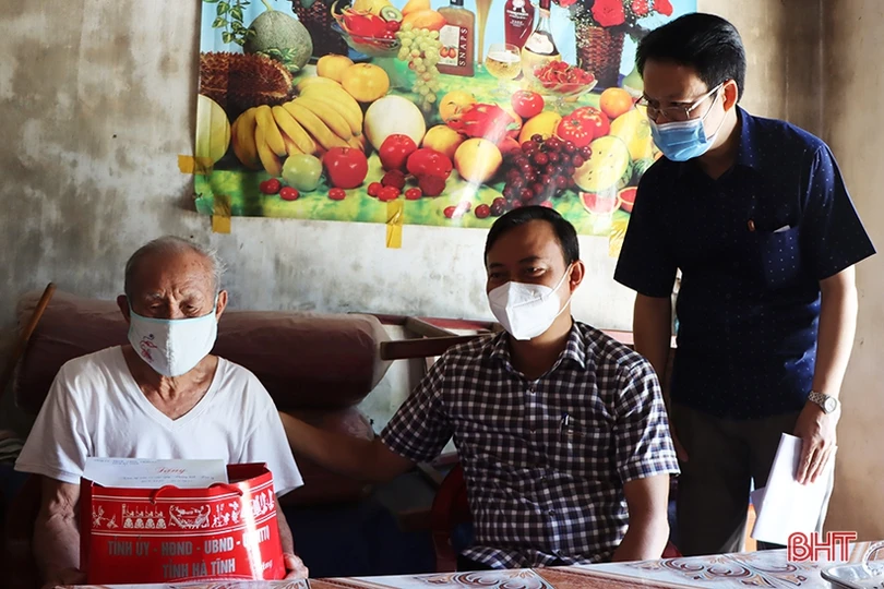 Trưởng ban Tuyên giáo Tỉnh ủy tặng quà đối tượng chính sách ở Cẩm Xuyên