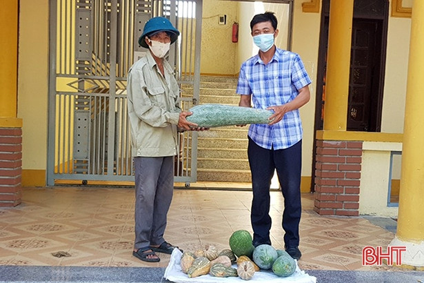 Bà con Hà Tĩnh quyên góp nhu yếu phẩm ủng hộ đồng bào miền Nam