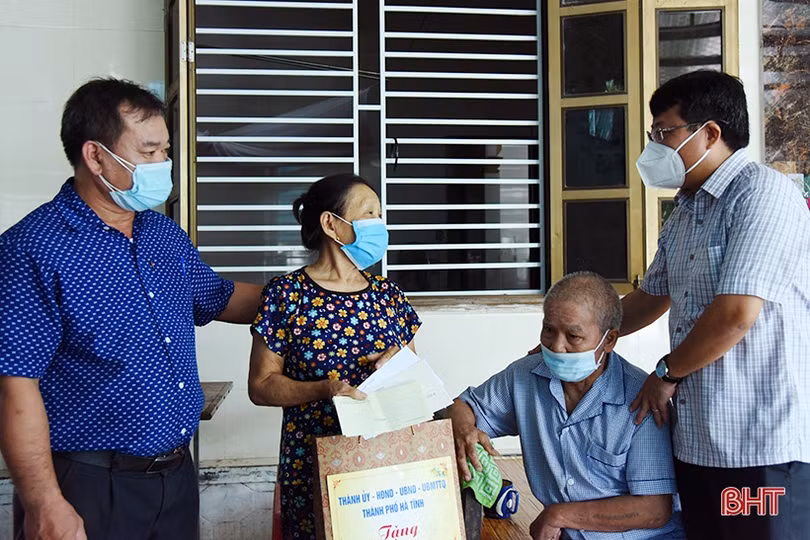 Lãnh đạo Hà Tĩnh tặng quà gia đình chính sách nhân ngày Thương binh - Liệt sỹ