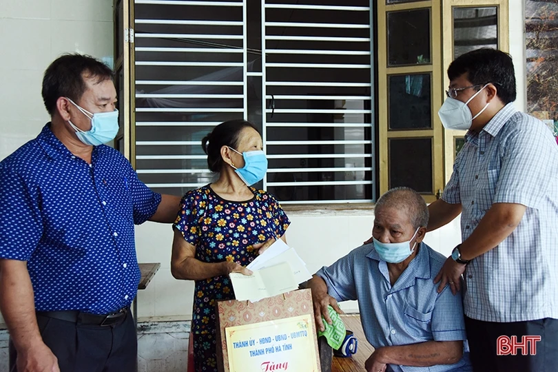 Lãnh đạo Hà Tĩnh tặng quà gia đình chính sách nhân ngày Thương binh - Liệt sỹ