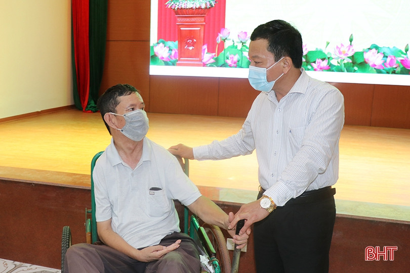 Lãnh đạo tỉnh Hà Tĩnh tặng quà các trung tâm điều dưỡng thương bệnh binh ở Nghệ An