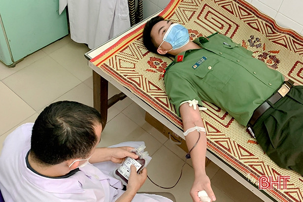Cán bộ huyện Hương Sơn kịp thời hiến máu cứu người