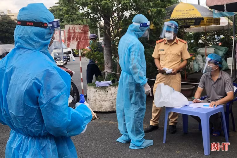 Công dân Hà Tĩnh phấn khởi lên tàu về quê từ Ga Sài Gòn