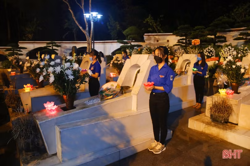 Thắp nến tri ân các anh hùng, liệt sỹ tại Ngã ba Đồng Lộc