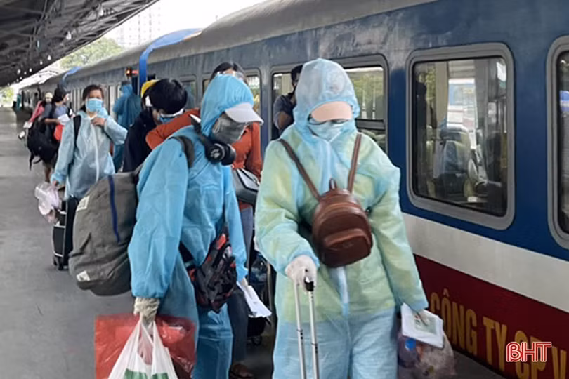 Công dân Hà Tĩnh phấn khởi lên tàu về quê từ Ga Sài Gòn