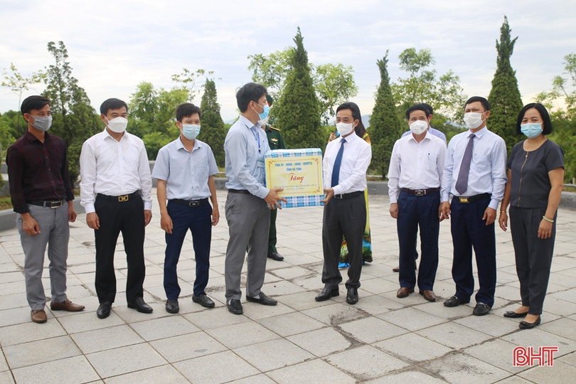 Lãnh đạo tỉnh Hà Tĩnh dâng hương tưởng niệm Bác Hồ, Tổng Bí thư Hà Huy Tập và các anh hùng, liệt sỹ