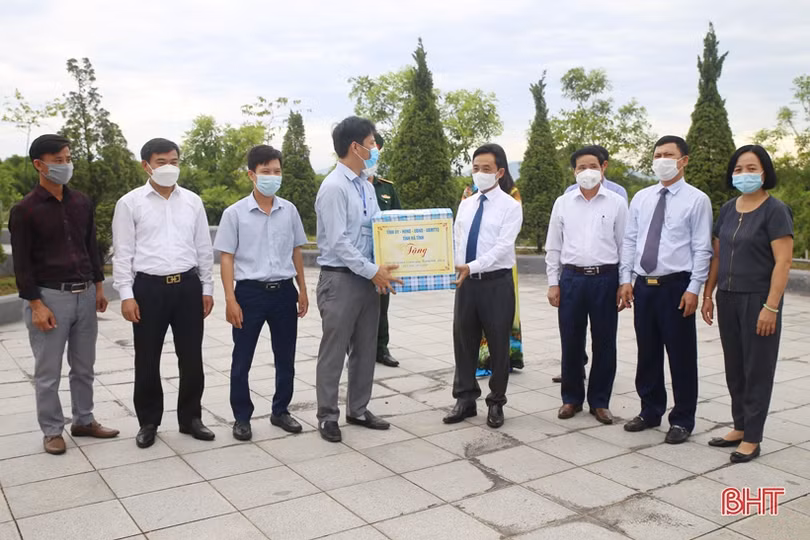 Lãnh đạo tỉnh Hà Tĩnh dâng hương tưởng niệm Bác Hồ, Tổng Bí thư Hà Huy Tập và các anh hùng, liệt sỹ