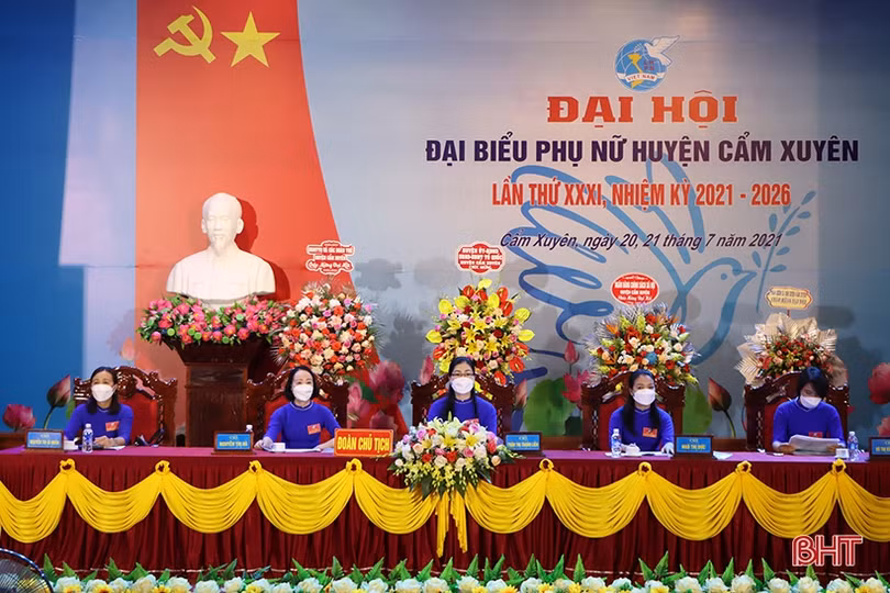 Bà Trần Thị Thanh Liên tái cử chức Chủ tịch Hội LHPN huyện Cẩm Xuyên