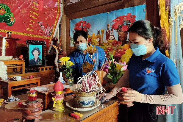 Tuổi trẻ Hương Khê gắn mã QR cung cấp thông tin tại các di tích lịch sử