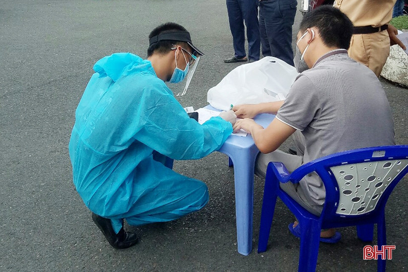 Công dân Hà Tĩnh phấn khởi lên tàu về quê từ Ga Sài Gòn