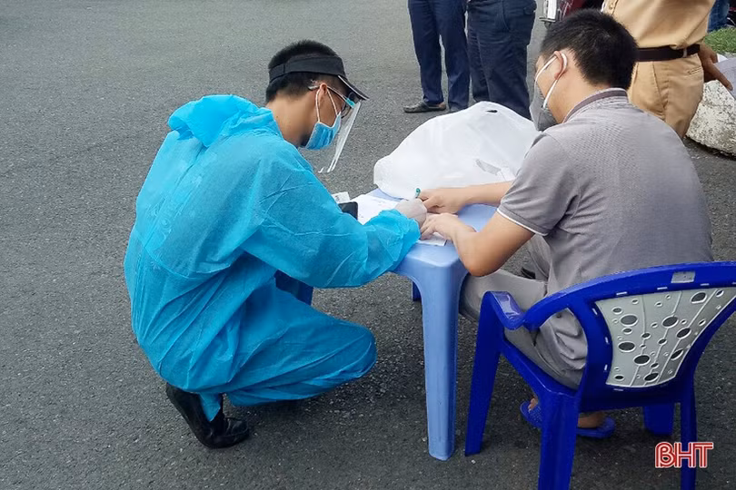 Công dân Hà Tĩnh phấn khởi lên tàu về quê từ Ga Sài Gòn