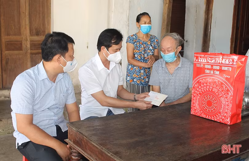 Lãnh đạo Hà Tĩnh thăm hỏi gia đình chính sách nhân ngày Thương binh - Liệt sỹ