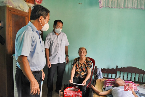 Lãnh đạo tỉnh tặng quà, động viên các gia đình chính sách ở Lộc Hà