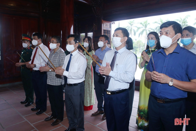 Lãnh đạo tỉnh Hà Tĩnh dâng hương tưởng niệm Bác Hồ, Tổng Bí thư Hà Huy Tập và các anh hùng, liệt sỹ