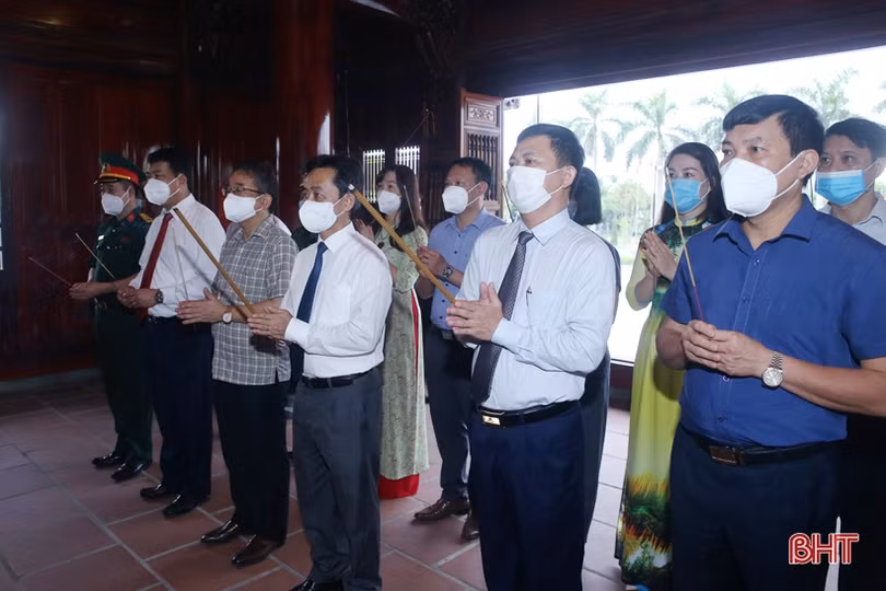 Lãnh đạo tỉnh Hà Tĩnh dâng hương tưởng niệm Bác Hồ, Tổng Bí thư Hà Huy Tập và các anh hùng, liệt sỹ