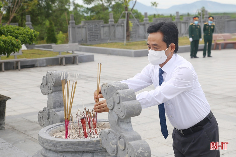 Lãnh đạo tỉnh Hà Tĩnh dâng hương tưởng niệm Bác Hồ, Tổng Bí thư Hà Huy Tập và các anh hùng, liệt sỹ