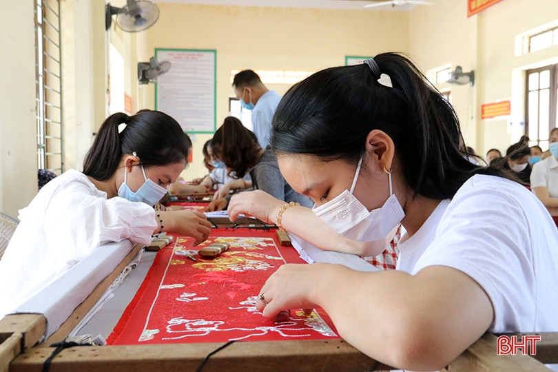 Ra mắt tổ hội nghề thêu tại vùng tái định cư TX Kỳ Anh