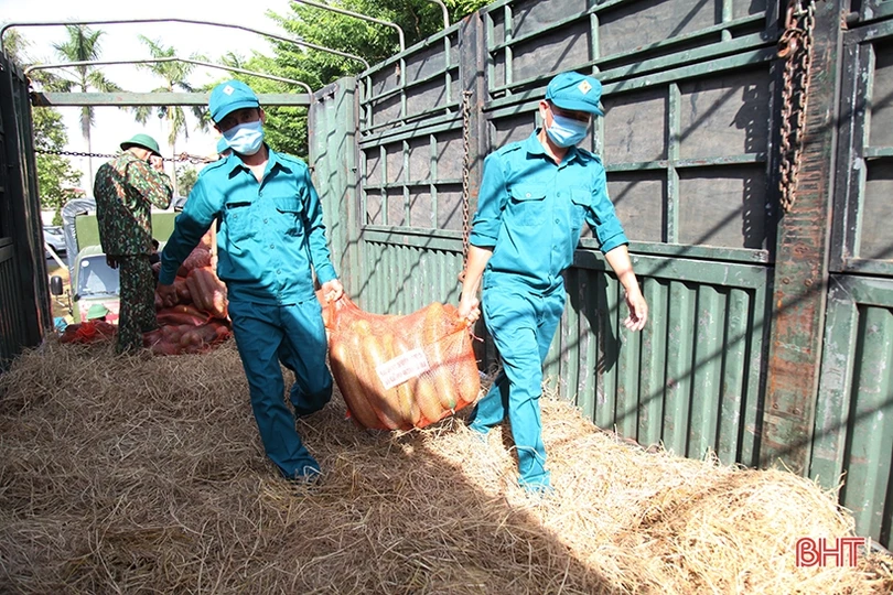 Lực lượng vũ trang Hà Tĩnh gửi 38 tấn nông sản vào miền Nam