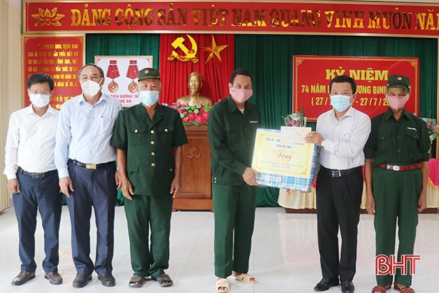 Lãnh đạo tỉnh Hà Tĩnh tặng quà các trung tâm điều dưỡng thương bệnh binh ở Nghệ An