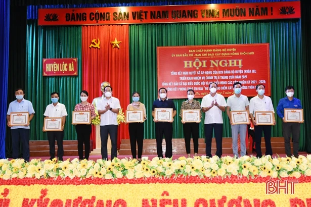 Lộc Hà khen thưởng 18 tập thể, 24 cá nhân trong thực hiện công tác bầu cử