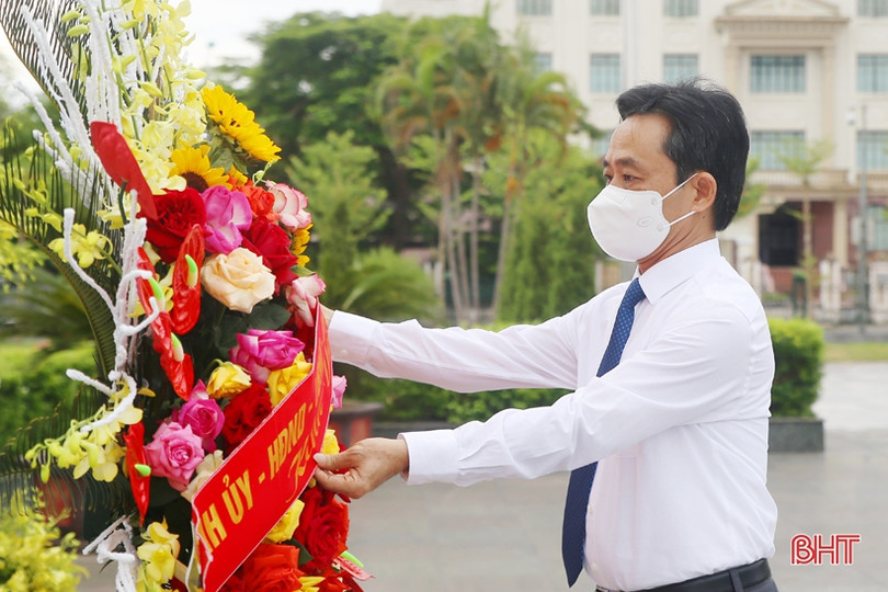Lãnh đạo tỉnh Hà Tĩnh dâng hương tưởng niệm Bác Hồ, Tổng Bí thư Hà Huy Tập và các anh hùng, liệt sỹ