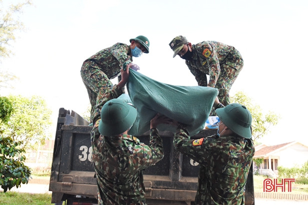 Bà con Hà Tĩnh quyên góp nhu yếu phẩm ủng hộ đồng bào miền Nam