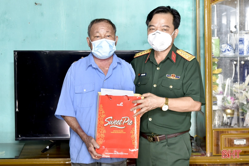 Chỉ huy trưởng Bộ CHQS Hà Tĩnh tặng quà các đối tượng chính sách ở TX Hồng Lĩnh