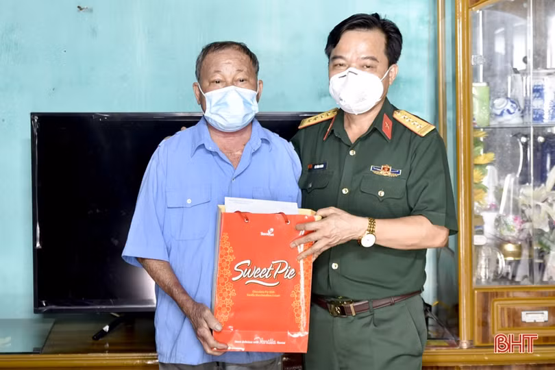 Chỉ huy trưởng Bộ CHQS Hà Tĩnh tặng quà các đối tượng chính sách ở TX Hồng Lĩnh