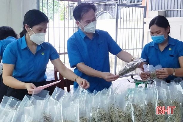 Các cấp công đoàn Hà Tĩnh quyên góp ủng hộ các tỉnh miền Nam