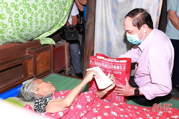 Lãnh đạo Hà Tĩnh tặng quà gia đình chính sách nhân ngày Thương binh - Liệt sỹ