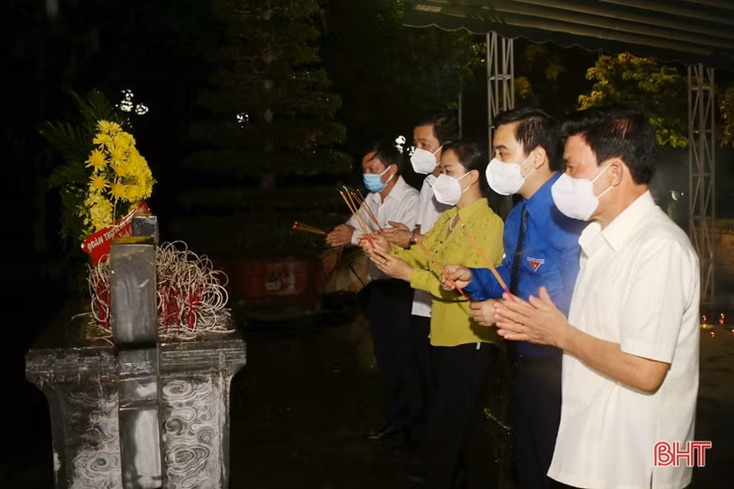 Thắp nến tri ân các anh hùng, liệt sỹ tại Ngã ba Đồng Lộc