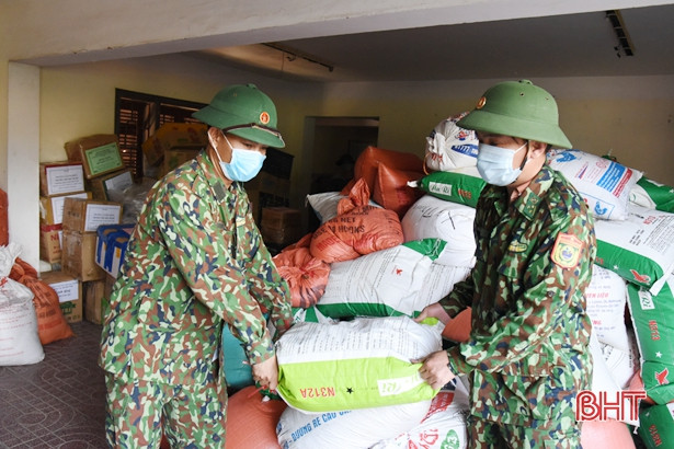 Bà con Hà Tĩnh quyên góp nhu yếu phẩm ủng hộ đồng bào miền Nam