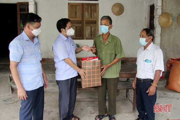Lãnh đạo Hà Tĩnh tặng quà gia đình chính sách nhân ngày Thương binh - Liệt sỹ ảnh 7 Lãnh đạo Hà Tĩnh tặng quà gia đình chính sách nhân ngày Thương binh - Liệt sỹ