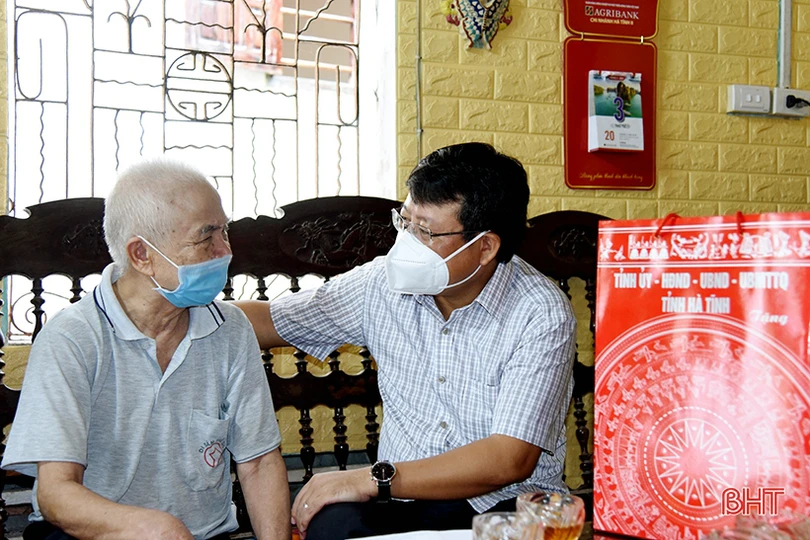 Lãnh đạo Hà Tĩnh tặng quà gia đình chính sách nhân ngày Thương binh - Liệt sỹ