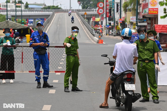 TPHCM tăng giãn cách, người ở khu phong tỏa chỉ đi chợ 2 lần/tuần - 2 TP Hồ Chí Minh tăng giãn cách, người ở khu phong tỏa chỉ đi chợ 2 lần/tuần