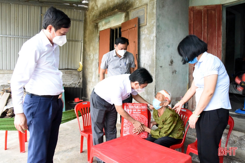 Phó Bí thư Thường trực Tỉnh ủy Hà Tĩnh tặng quà các gia đình chính sách ở huyện Kỳ Anh