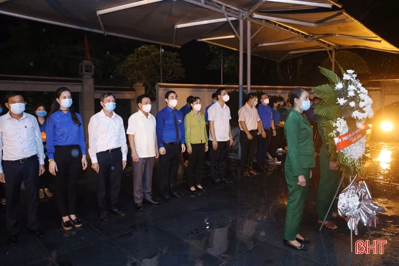 Thắp nến tri ân các anh hùng, liệt sỹ tại Ngã ba Đồng Lộc