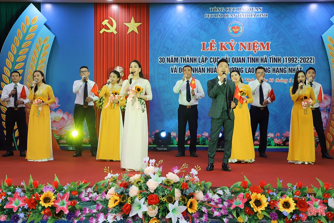 Cục Hải quan Hà Tĩnh đón nhận Huân chương Lao động hạng Nhất