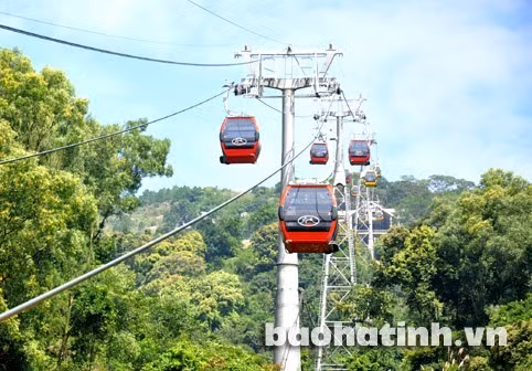 Du lịch là một trong những tiềm năng, thế mạnh của Hà Tĩnh. Trong ảnh: Hệ thống cáp treo tại chùa Hương Tích (Thiên Lộc - Can Lộc). Du lịch là một trong những tiềm năng, thế mạnh của Hà Tĩnh. Trong ảnh: Hệ thống cáp treo tại chùa Hương Tích (Thiên Lộc - Can Lộc).