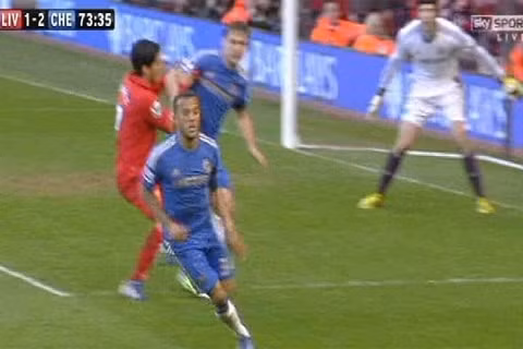 Hành động khó hiểu của Suarez (đỏ). Ảnh chụp màn hình.