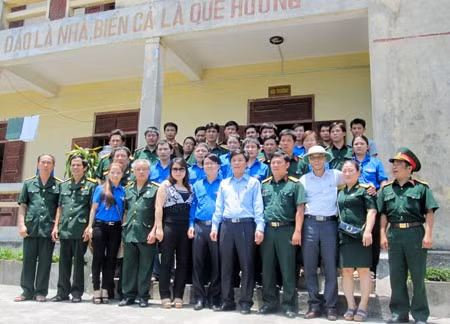 Chụp ảnh ảnh lưu niệm với các chiến sỹ trên Đảo Sơn Dương