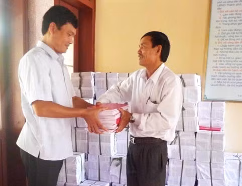 Thành viên Ban chỉ đạo phường Đại Nài nhận tài liệu tử Tổ giúp việc thành phố