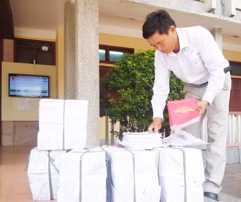 Ông Phạm Phú Quốc – Phó Chủ tịch HĐND xã Thạch Môn kiểm đếm tài liệu được Ban chỉ đạo thành phố bàn giao