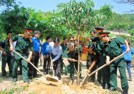 Trồng cây lưu niệm trên đảo